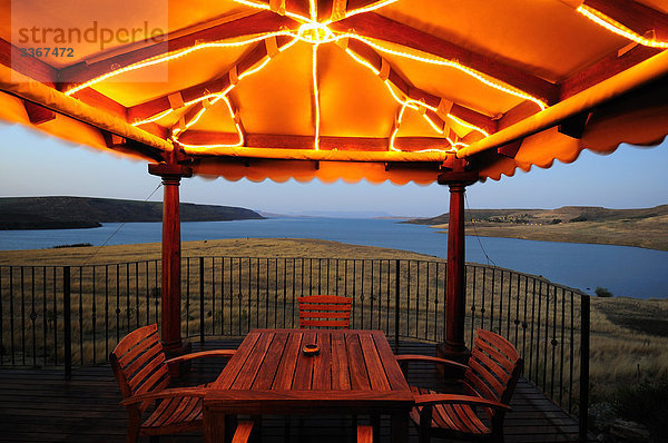 Südliches Afrika  Südafrika  beleuchtet  bedecken  Urlaub  Sitzmöbel  Stuhl  Landschaft  Hotel  See  Natur  Terrasse  Wiese  Tisch  Romantik  Sitzplatz  Tourismus