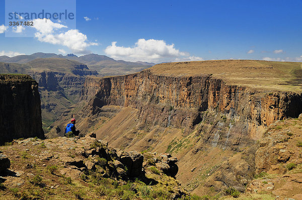 in der Nähe von Semonkong  Lesotho  Südafrika  Canyon  Berg  Gebirge  Landschaft  Landschaft  Natur  Felsen  Rock  Basotho Leute Hirt  Mann  Person  Local  Eingeborenen  Native