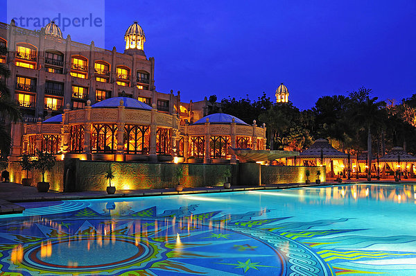 Eintrag  der Palast des Lost City  Sun City  Unterhaltung  Themenpark  Nord-West  Südafrika  Pool  Wasser  beleuchtet  Nacht