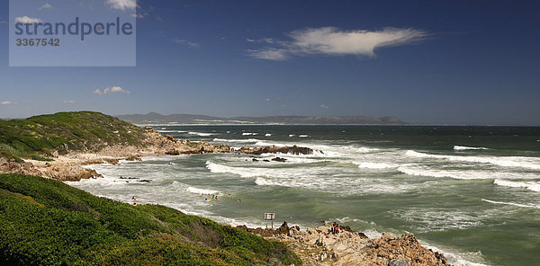 Südafrika  in Hermanus  Western Cape  Landschaft  Menschen  Schwimmen  entspannt  freie Zeit  Gebirge  Berg  Küste  Shore  Ozean  Meer
