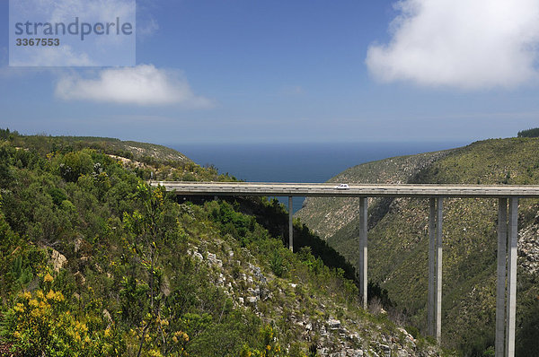 Bloukrans-Brücke  Stürme Flussmündung  Garden Route  Eastern Cape  Südafrika  Landschaft  Meer  Ozean  Küste  Tal  Canyon  Landschaft  Verkehr