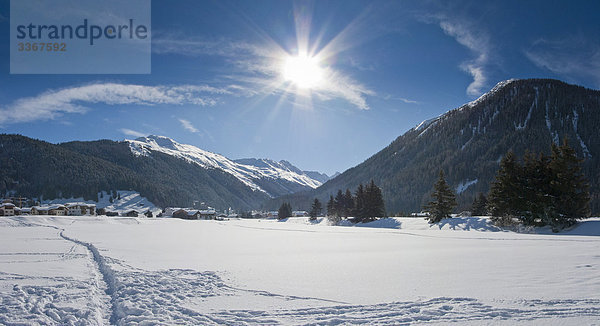 blauer Himmel wolkenloser Himmel wolkenlos Berg Winter Landschaft Gebäude Schnee Tal Alpen Kanton Graubünden Sonne Schweiz Kanton Graubünden