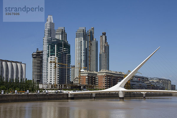 Argentinien  Südamerika  Amerika  März 2008  Buenos Aires  Stadt  Puerto Madero District  Puente De La Mujer  Santiago Calatrava  Hochhäuser  modern  Brücke  Architektur  Wasser  Fußgängerbrücke