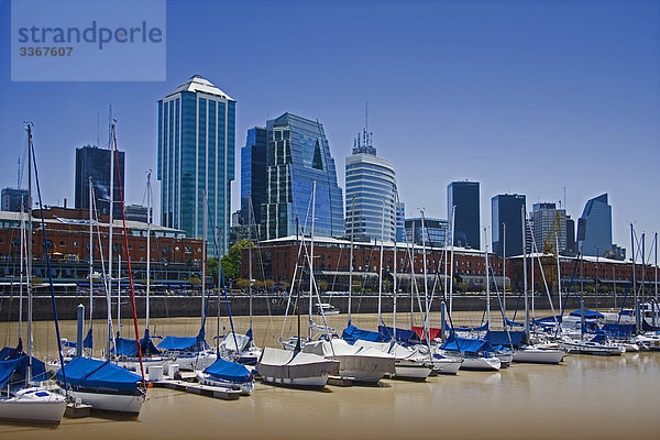 Argentinien  Südamerika  Amerika  März 2008  Buenos Aires  Stadt  Puerto Madero District  Hochhäuser  Wasser  Port  Boote  Segelboote