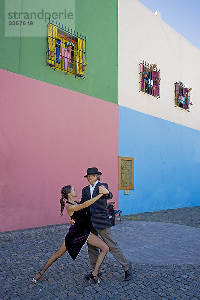 Argentinien  Südamerika  Amerika  März 2008  Buenos Aires  Stadt  La Boca District  Tango  Tanz  tanzen  Paar  Frau  Mann  Durchführung  posieren  Tänzer  Tänzer  Kultur  Musik  draußen  im Freien