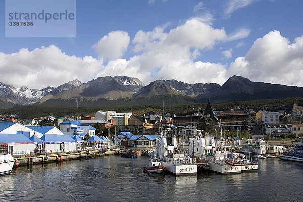 Argentinien  Südamerika  Amerika  Wasser März 2009  Tierra Del Fuego  Ushuaia Stadt  Ushuaia Bay  Berge  Hafen  Hafen  Port  Boote  Küste  Küste  Meer  Berge