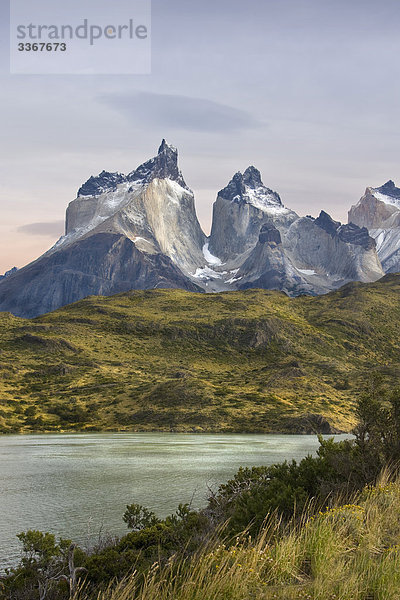 Chile  Südamerika  März 2009  chilenische Patagonien  Torres del Paine National Park  Landschaft  Landschaften  Natur  Berge  Cuernos del Paine  den Pehoe See