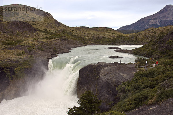 Chile  Südamerika  März 2009  chilenische Patagonien  Torres del Paine National Park  Landschaft  Landschaften  Natur  Berge  Salto Grande Wasserfall