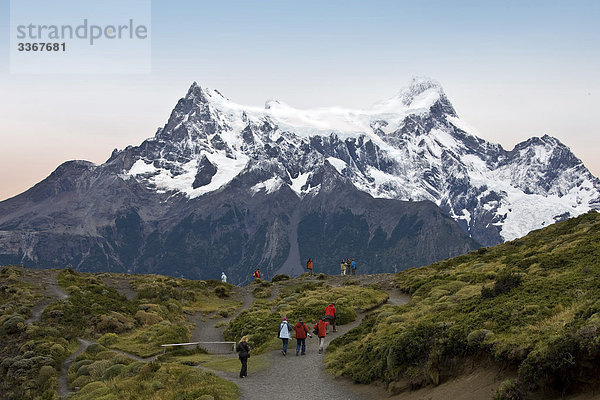 Chile  Südamerika  März 2009  chilenische Patagonien  Torres del Paine National Park  Landschaft  Landschaften  Natur  Berge  Cuernos del Paine  Weg  Menschen  Touristen