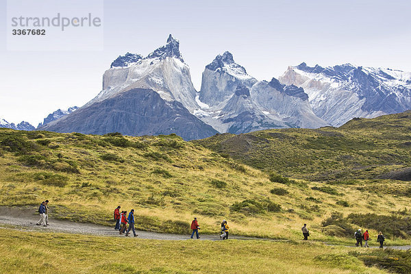 Chile  Südamerika  März 2009  chilenische Patagonien  Torres del Paine National Park  Landschaft  Landschaften  Natur  Berge  Cuernos del Paine  Weg  Menschen  Touristen