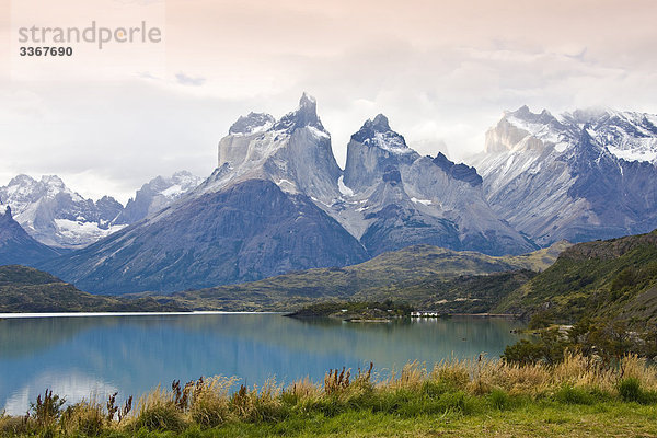 Chile  Südamerika  März 2009  chilenische Patagonien  Torres del Paine National Park  Landschaft  Landschaften  Natur  Berge  Cuernos del Paine  Pehoe See