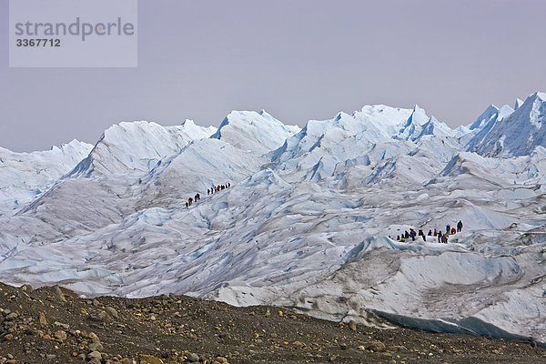Argentinien  Südamerika  Amerika  März 2009  Patagonien  Perito-Moreno-Gletscher  Eis  UNESCO Weltkulturerbe  Landschaft  Landschaft  Natur  Berge  Ausflug  Menschen  Touristen  Klettern  Klettern  Abenteuer  Zeile