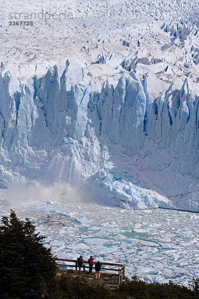 Argentinien  Südamerika  Amerika  Eis März 2009  Patagonien  Lago Argentino  See Perito Moreno  Perito-Moreno-Gletscher  UNESCO Weltkulturerbe  Menschen  Touristen