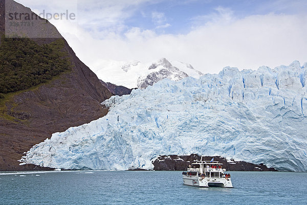 Argentinien  Südamerika  Amerika  Schiff März 2009  Patagonien  Lago Argentino  See  Spegazzini Gletscher  Eis  UNESCO-Weltkulturerbe  Menschen  Touristen  Ausflug  Reise  Tourismus