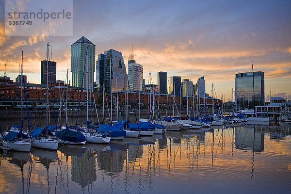 Argentinien  Südamerika  Amerika  März 2008  Buenos Aires  Stadt  Puerto Madero District  Hochhäuser  Wasser  Port  Boote  Segelboote  Dämmerung  Dämmerung  Dämmerung