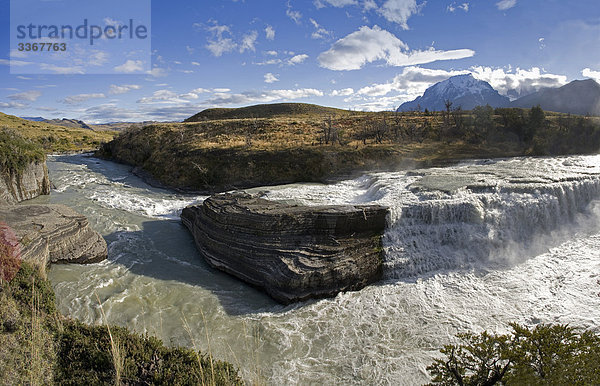 Chile  Südamerika  Wasser März 2009  chilenische Patagonien  Torres del Paine National Park  Paine Wasserfall  Fluss  Natur  Landschaft  Landschaften  Bergen