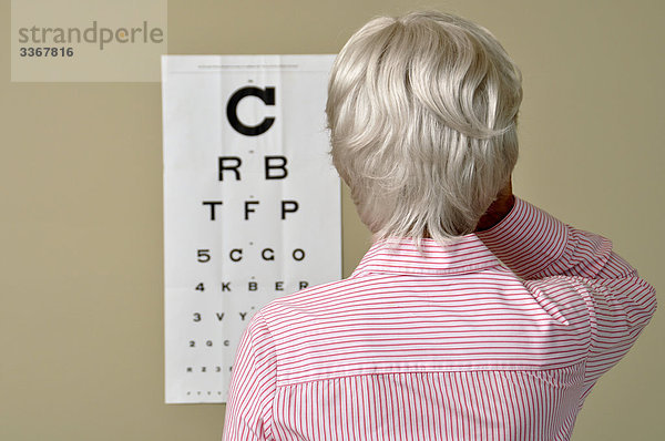 Sehschärfe  Auge  Test  reif  Senior  Frau  Medizin  alte  Sick  Arzt  Diagramm  Augen