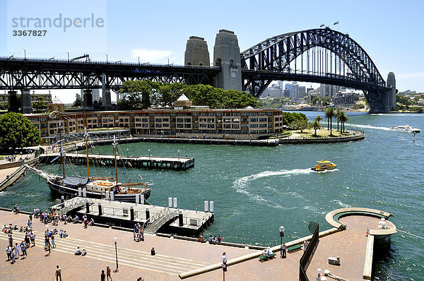 Sydney  Australien  Stadt  Reisen  Urlaub  Hochhäuser  Hafen  Haefen  Sommer  Skyline  Wasser  Harbour Bridge  Menschen
