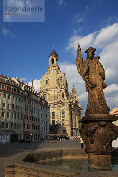 Deutschland  Sachsen  Dresden  Reisen  Stadt reisen  Kultur  Ostdeutschland  Frauenkirche  Frauenkirche  Wiederaufbau  Architektur  Kuppel  Fassaden  neue Markt  gut  statue