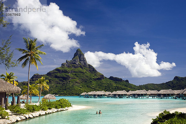 Tahiti  Gesellschaftsinseln  Bora Bora Island  Hütten  die Lagune und Mount Pahia