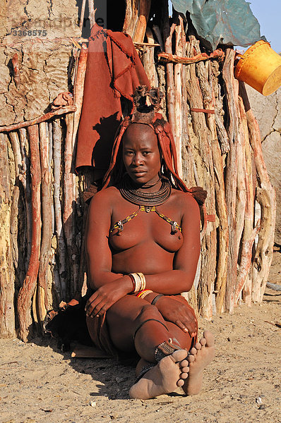 Himba  Frau  Himba  Dorf  Purros  Kaokoland  Region Kunene  Namibia  Afrika  Reisen  Natur