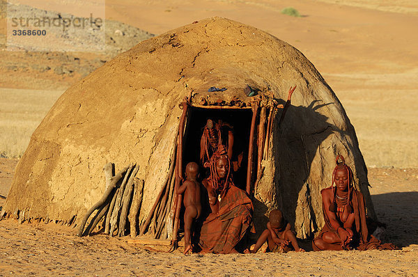Himba  Frauen  Hütte  Dorf  Serra Cafema  Wilderness Safaris  Kunene Fluss  Region Kunene  Namibia  Afrika  Reisen  Natur