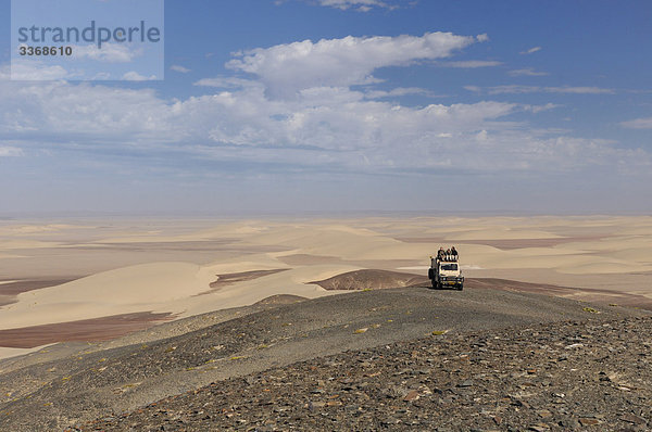 4 x 4  Tour-Fahrzeug in der Sanddünen  Skeleton Coast Camp  Wilderness Safaris  Skelettküste  Nationalpark  Kaokoland  Region Kunene  Namibia  Afrika  Reisen  Natur