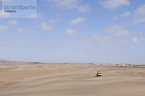 4 x 4  Fahrzeug in der Sanddünen  Skeleton Coast Camp  Wilderness Safaris  Skelettküste  Nationalpark  Kaokoland  Region Kunene  Namibia  Afrika  Reisen  Natur