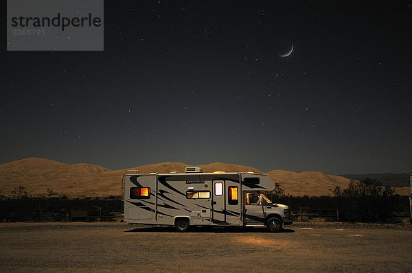Sterne  Himmel  Nacht  Roadbear RV Wohnmobil  Wohnwagen  Ampel  an Kelso Dünen  Mojave nationales Reservat  Kelso  Kalifornien  USA  Amerika  Nord-Amerika  Reisen  stehend  Parkplatz