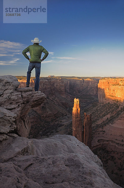 Mann  suchen  Spider Rock  Sonne  Abendlicht  Canyon de Chelly National Monument  Arizona  USA  Amerika  Nordamerika  Travel  Hut  Cowboy  Mann  person