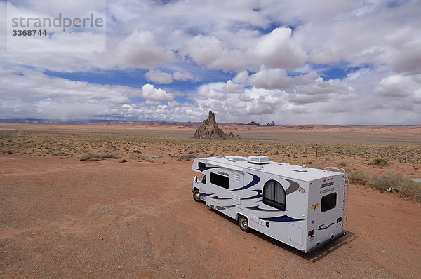 Roadbear RV Wohnmobil  Wohnwagen  Auto  in der Nähe von Kayenta  Navajo Indian Reservation  Arizona  USA  Amerika  Nord-Amerika  Reisen  Landschaft  Himmel  Wolken