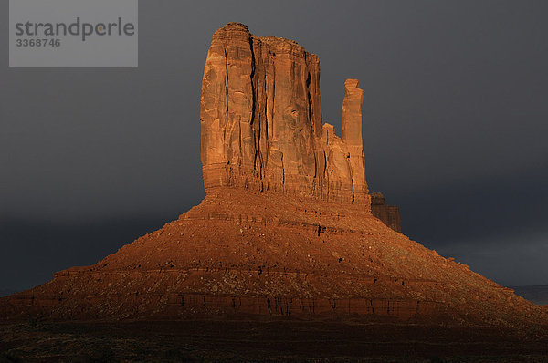 Monument Valley  Tribal Navajo Park  Arizona  Utah  USA  Amerika  Nord-Amerika  Reisen  Felsen  Bildung  rot  Sonnenlicht  Abend  Sonnenuntergang  scenic  Landschaft  Natur  dunkel Himmel