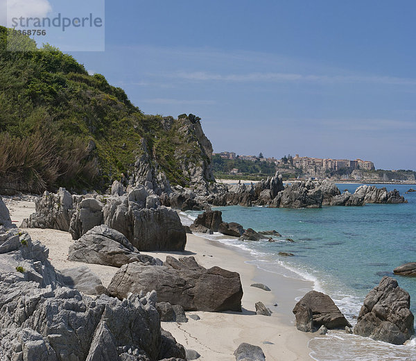 Felsbrocken Wasser Strand Steilküste Küste Meer Kalabrien Italien Tropea