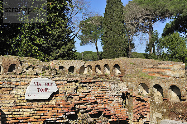 Via Delle Tombe  Ostia Antike  a  Provinz Rom  Latium  Italien