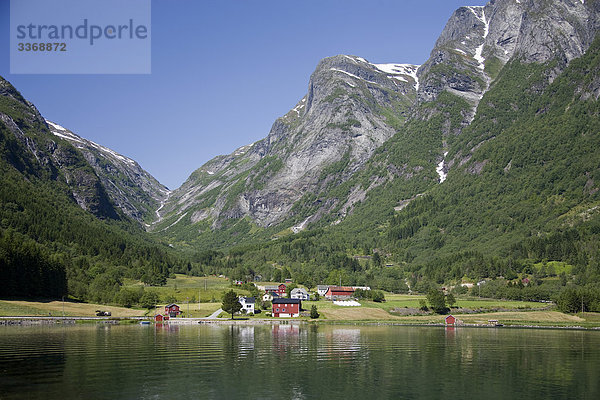 Landschaftlich schön landschaftlich reizvoll Wasser Berg Urlaub Wohnhaus Gebäude Reise Norwegen Fjord Skandinavien Tourismus