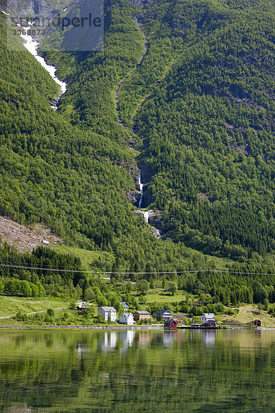 Landschaftlich schön landschaftlich reizvoll Wasser Urlaub Wohnhaus Gebäude Reise Wald Holz Norwegen Fjord Skandinavien Tourismus