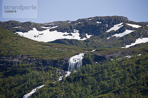 Norwegen  Skandinavien  Sogn Fjordanen  Fjord  in der Nähe von Forde  Wasserall  Berge  Reisen  Urlaub  Urlaub  Tourismus
