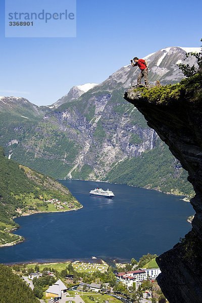 Norwegen  Skandinavien  Geiranger Fjord  Schiff  Geirangerfjord  Ansicht  kulturelle Erbe von Welt  Mann  Ansicht  Reisen  Urlaub  Urlaub  Tourismus