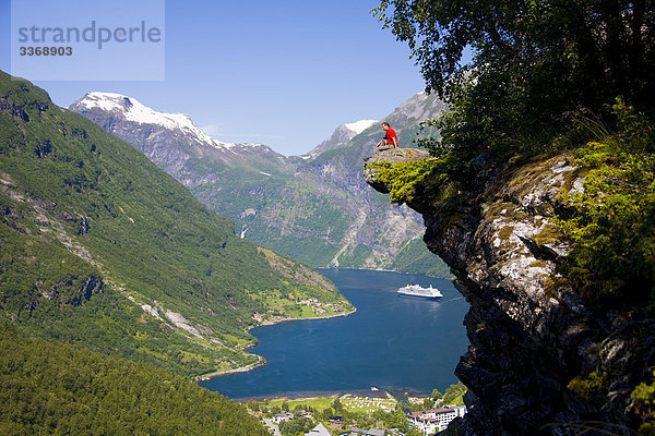 Norwegen  Skandinavien  Geiranger Fjord  Schiff  Geirangerfjord  Ansicht  kulturelle Erbe von Welt  Mann  Ansicht  Reisen  Urlaub  Urlaub  Tourismus