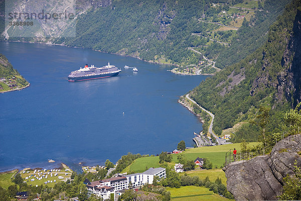 Norwegen  Skandinavien  Geiranger Fjord  Schiff  Geirangerfjord  Ansicht  kulturelle Erbe von Welt  Mann  Ansicht  Landschaft  Natur  Reise  Urlaub  Urlaub  Tourismus