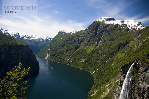 Norwegen  Skandinavien  Geiranger Fjord  Schiff  Geirangerfjord  Ansicht  kulturelle Erbe von Welt  Landschaft  Natur  Wasserfall  sieben Schwestern  Bach  Urlaub  Ferien  Reisen  Tourismus