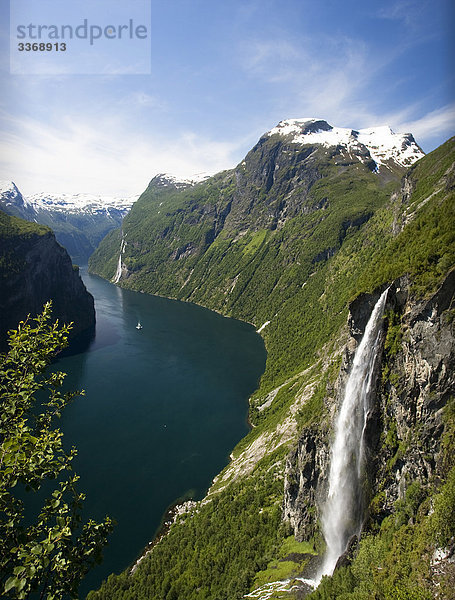 Norwegen  Skandinavien  Geiranger Fjord  Schiff  Geirangerfjord  Ansicht  kulturelle Erbe von Welt  Landschaft  Natur  Wasserfall  Bach  Reisen  Urlaub  Urlaub  Tourismus