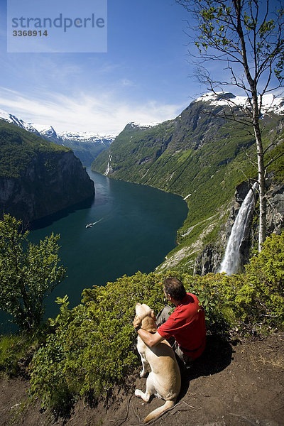 Norwegen  Skandinavien  Geiranger Fjord  Schiff  Geirangerfjord  Ansicht  kulturelle Erbe von Welt  Landschaft  Natur  Wasserfall  Mann  Reisen Hund  Ferien  Urlaub  Tourismus