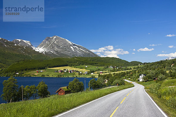 Norwegen  Scandinavia  mehr Og Romsdal  Wasser  Berg  Wiese  Landschaft  Street  leer  Reisen  Reise  Urlaub  Urlaub  Tourismus