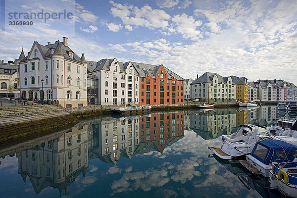 bauen Hafen Urlaub Wohnhaus Gebäude Reise Stadt Großstadt Boot Norwegen Skandinavien Tourismus