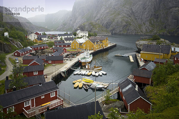 Hafen Berg Urlaub Wohnhaus Gebäude Reise Norwegen Insel Lofoten Nusfjord Skandinavien Tourismus