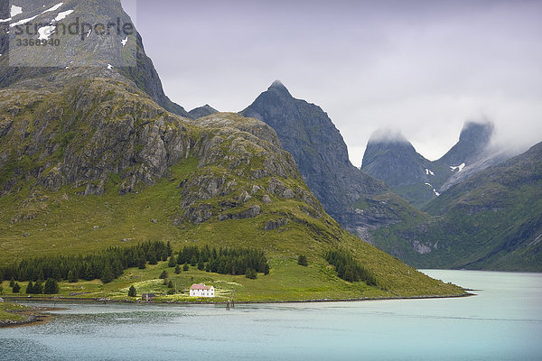 Norwegen  Scandinavia  im Norden  Nord-Norwegen  Lofoten  Inseln  Inseln  Landschaft  Natur  Wasser  Berge  Reisen  Urlaub  Urlaub  Tourismus