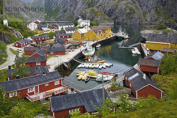 Hafen Berg Urlaub Wohnhaus Gebäude Reise Norwegen Insel Lofoten Nusfjord Skandinavien Tourismus