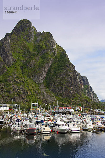 Norwegen  Scandinavia  im Norden  Nord-Norwegen  Lofoten  Inseln  Inseln  Hafen  Port  Dorf  Berge  Schiffe  Reisen  Urlaub  Urlaub  Tourismus
