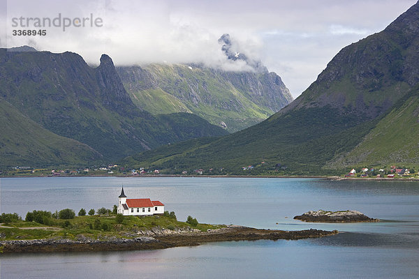Norwegen  Skandinavien  im Norden  nördlichen Norwegen  Lofoten  Inseln  Inseln  Sildpollen  Kirche  Wasser  Gebirge  Landschaft  Reise  Urlaub  Urlaub  Tourismus